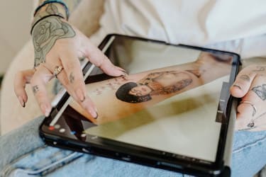 Unghie gel rosso effetto marmo realizzate con tecnica di onicotecnica realizzato da Silvia Vaccarin presso il nostro studio Opal Tattoo a Udine